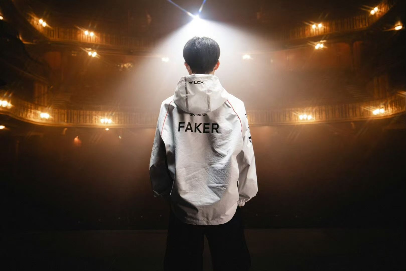 JW 嘲讽新的 Astralis 洗牌，提到 GODSENT 。