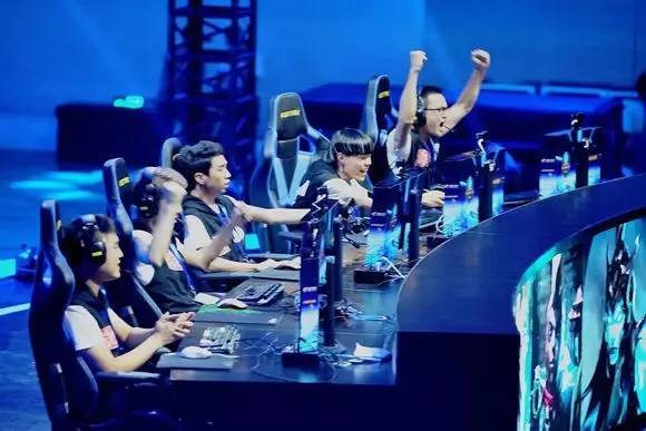 G2官方海报庆祝夺冠：12-0已经完成 我们是LEC的王者！